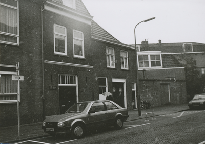 861128 Gezicht op de voorgevels van de panden Bergstraat 54-56 in Wijk C te Utrecht, met op de achtergrond de ...